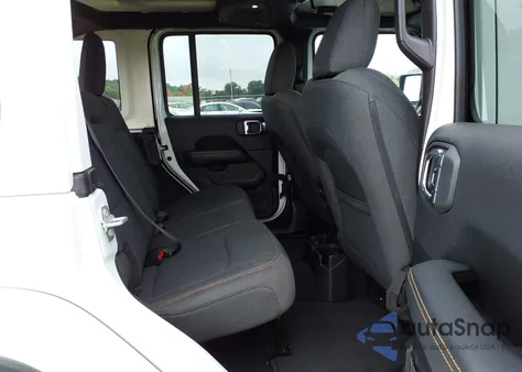 2025 Jeep Wrangler 4-Door Sahara 4X4 z USA, uszkodzony, nr VIN 1C4PJXEN3SW570518